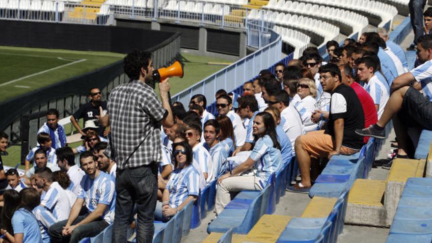 Los aficionados del Málaga atienden a las indicaciones del director del spot. Los malaguistas retaron al calor para rodar el anuncio.