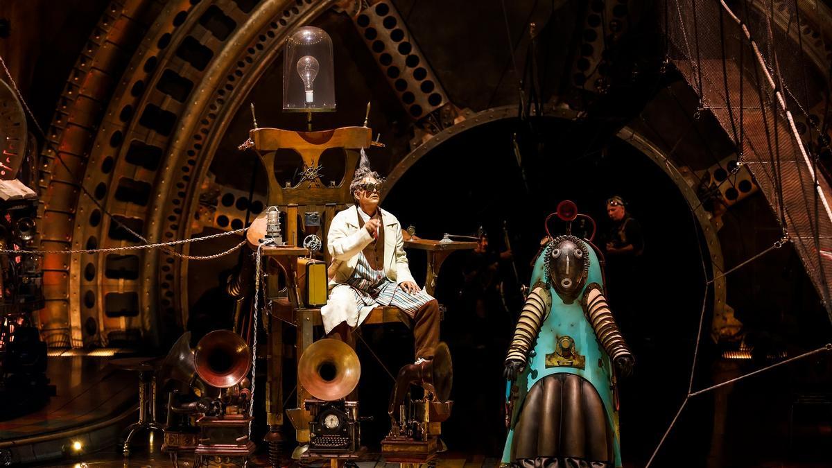 Una escena de Kurios con el Científico