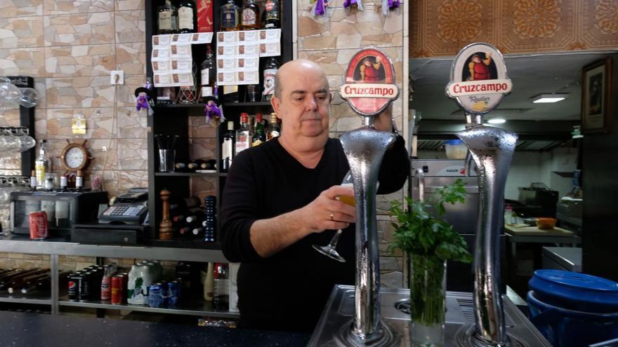 Miguel Blanca, actual propiertario del bar El Racimo.