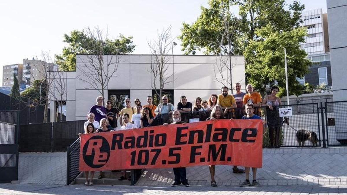 Socios y socias de Radio Enlace delante del local municipal cedido por el Ayuntamiento en la calle Matapozuelos.