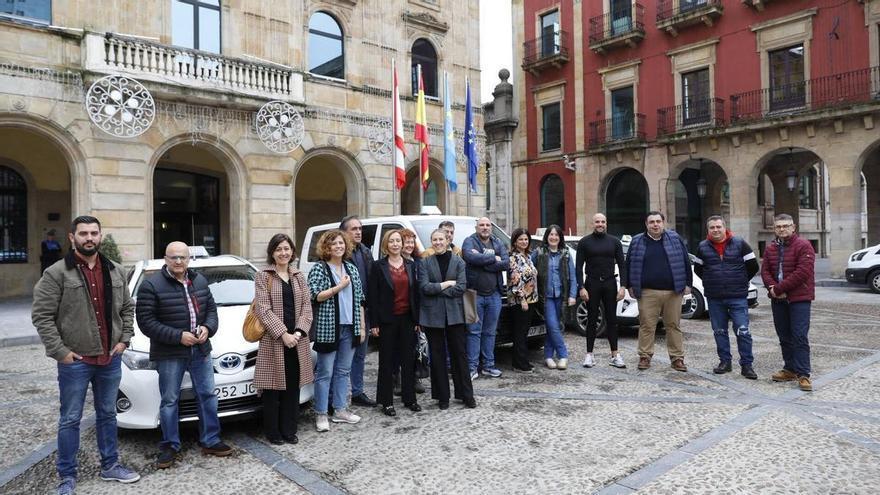 &quot;Taxiluz&quot; en Gijón: la singular campaña solidaria de unos taxistas para hacer que los mayores puedan disfrutar el alumbrado navideño