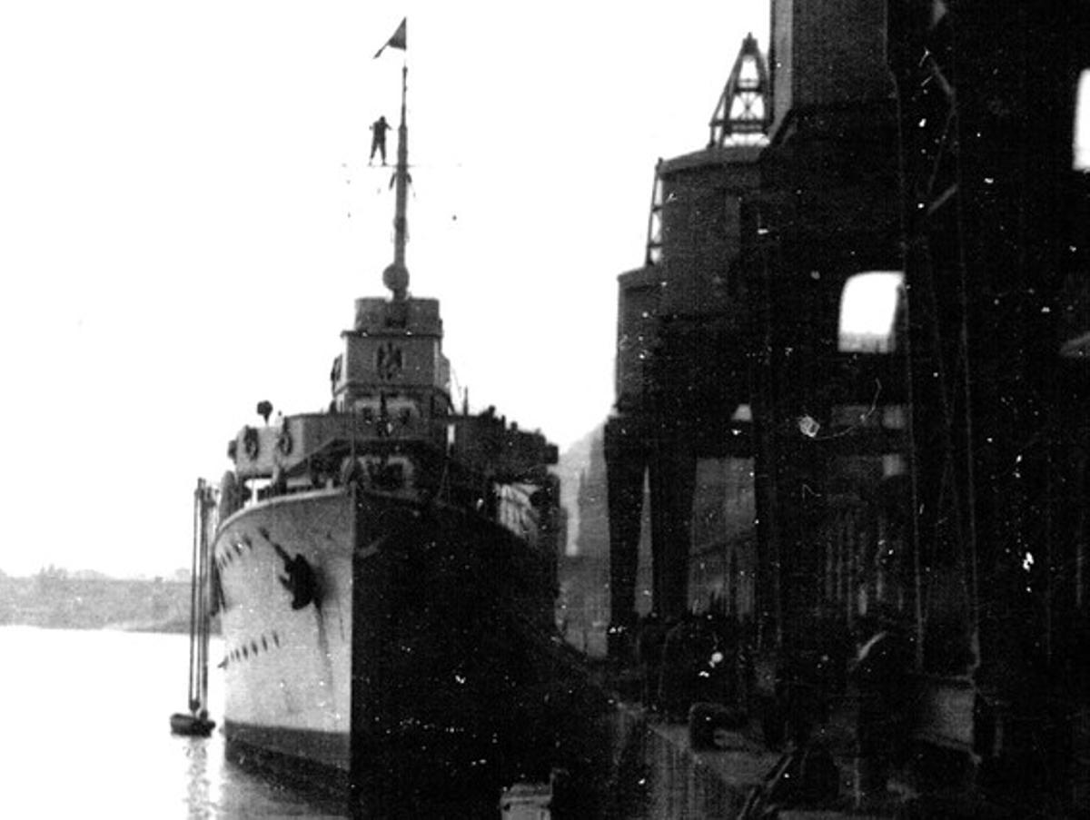 El cañonero de Canalejas en el Puerto de Barcelona en 1939.