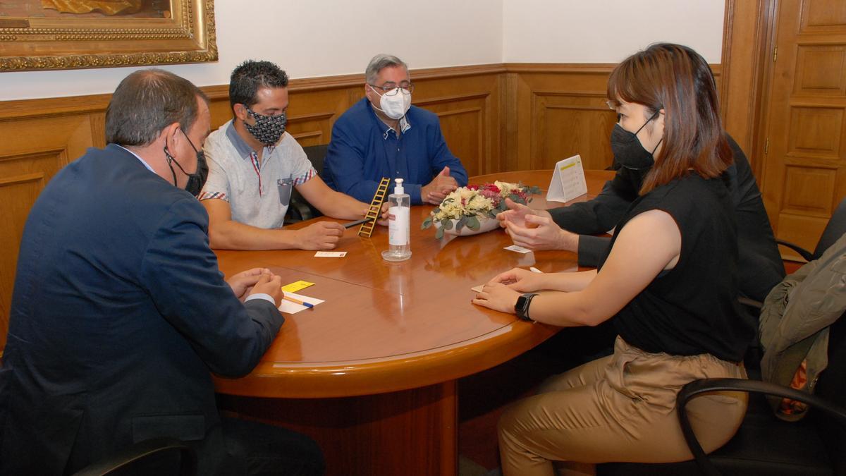 Francisco José Requejo durante la reunión con la empresa.