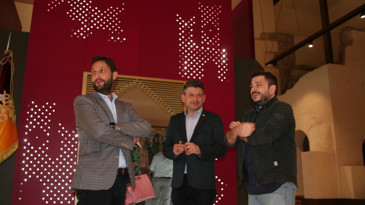 Juan Francisco Martínez, Luis Torres del Alcázar y David Torres del Alcázar, en la entrada de la sala de Alfonso X el Sabio, una alegoría de la Torre Alfonsina.