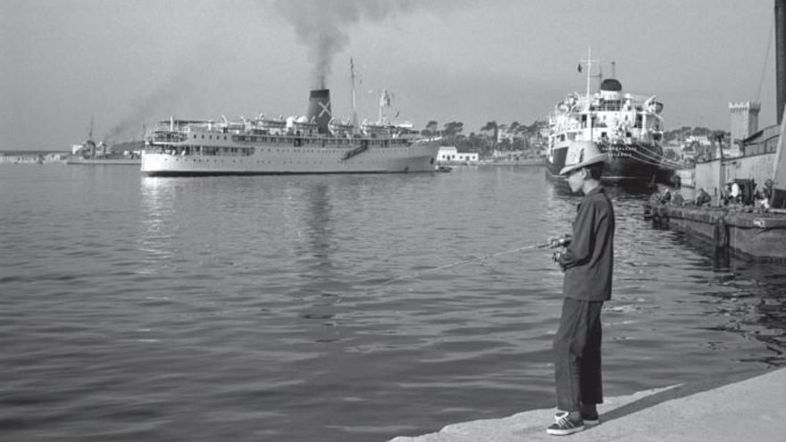 Ein junger Angler am Hafen von Palma de Mallorca