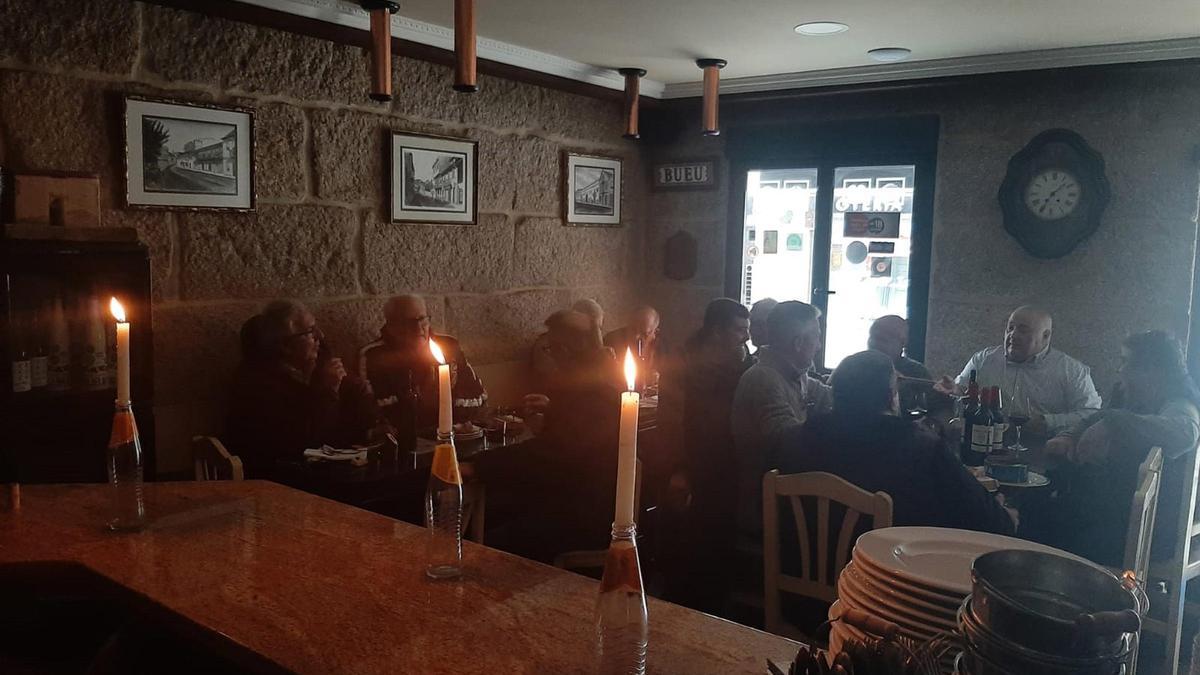 La barra de un restaurante Casa Quintela, en la calle Eduardo Vincenti, hoy a mediodía con velas por la falta de luz.