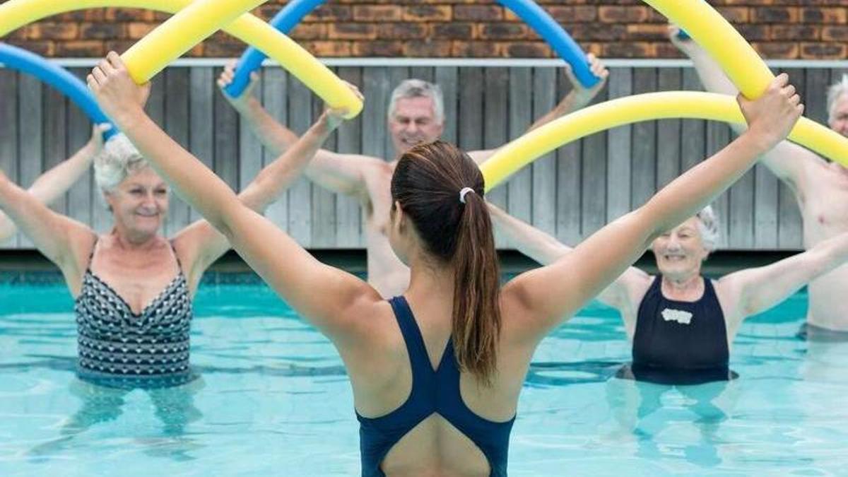 Un grupo de mayores realizan ejercicio en una piscina en una foto de recurso.