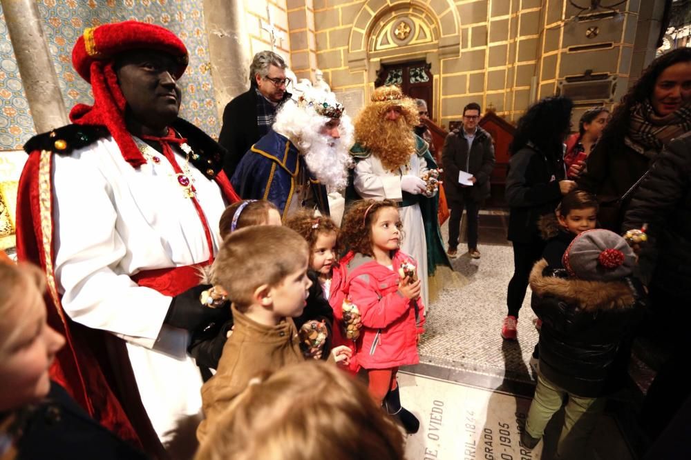 Los Reyes Magos reciben a los niños en la Basílica de San Juan de Oviedo