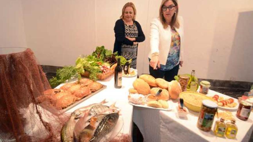 Mª del Carmen Castellano (i.) y María González Calderín, ayer, ante productos del sector primario de Telde. | yaiza socorro