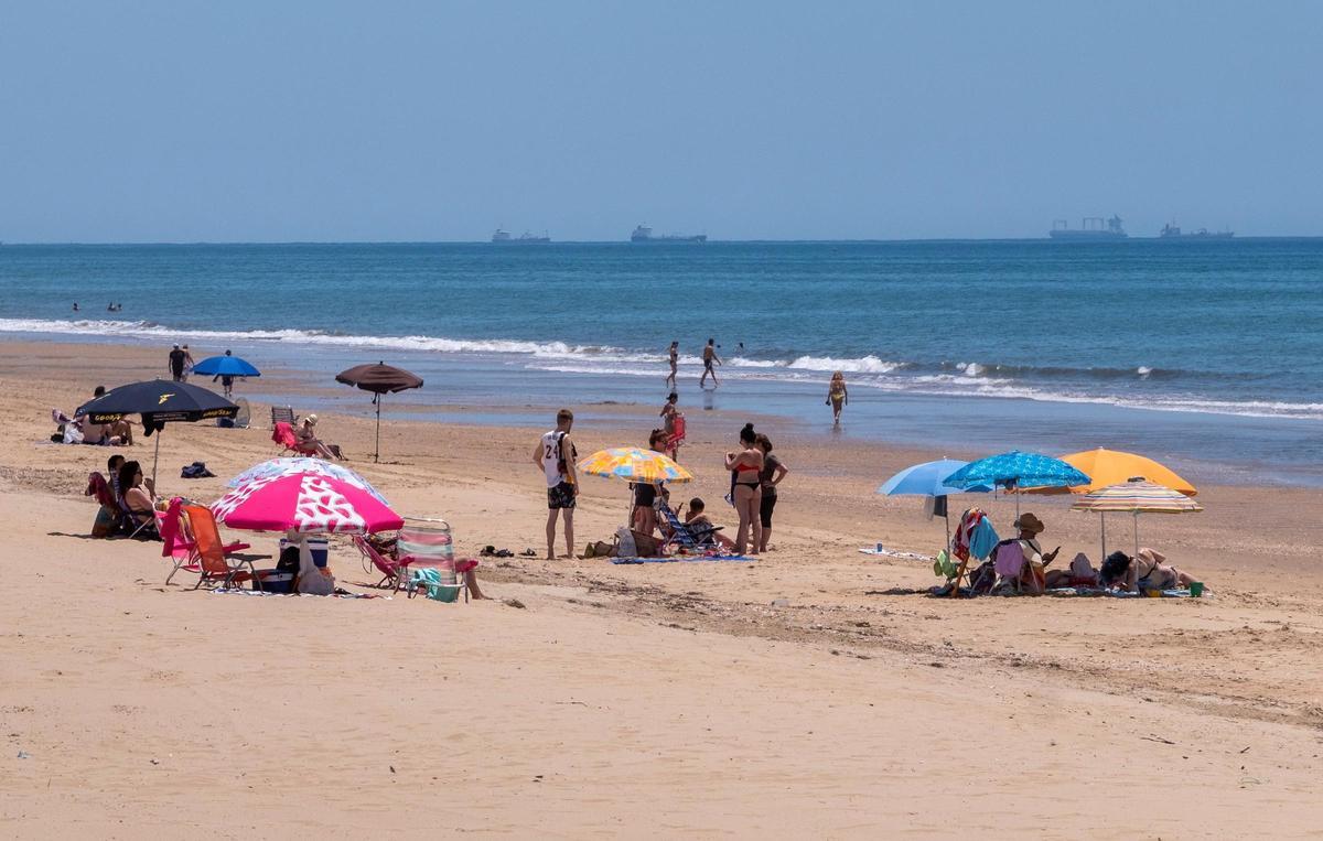 GRAFAND8764. PUNTA UMBRÍA (HUELVA), 25/05/2020.- Bañistas en la playa de Los Enebrales, en la localidad costera de Punta Umbría (Huelva), una de las seis provincias andaluzas que ha pasado a la fase 2 de la desescalada, en la que ya se permite el baño, sólo Málaga y Granada continúan en la 1, en el estado de alarma por la crisis sanitaria de la COVID-19. EFE/Julián Pérez