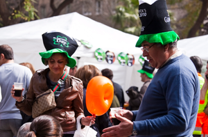 Dos personas celebrando las fiestas de San Patricio en 2009 en Barcelona. 