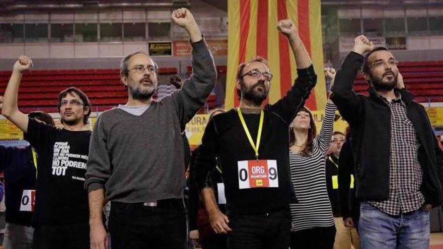 Los diputados de la CUP, con el puño en alto, al finalizar una asamblea.