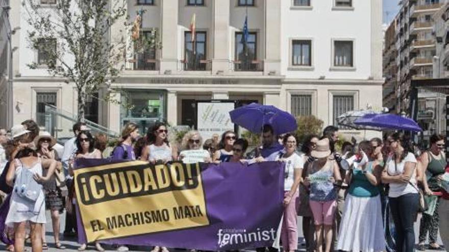 El Ayuntamiento decreta un día de luto oficial y ofrece apoyo a la hija del matrimonio