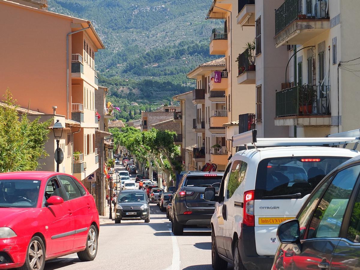Este es el caos que vive Sóller debido a la afluencia masiva de visitantes