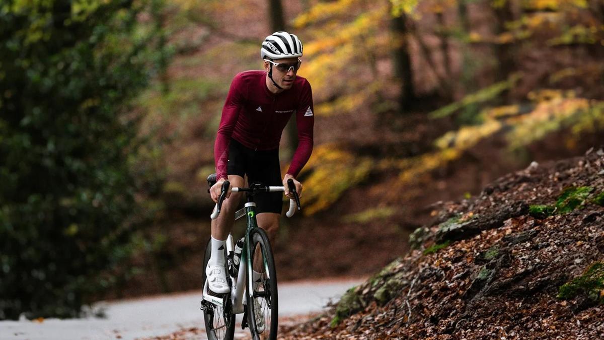 Un ciclista, durante un Everesting