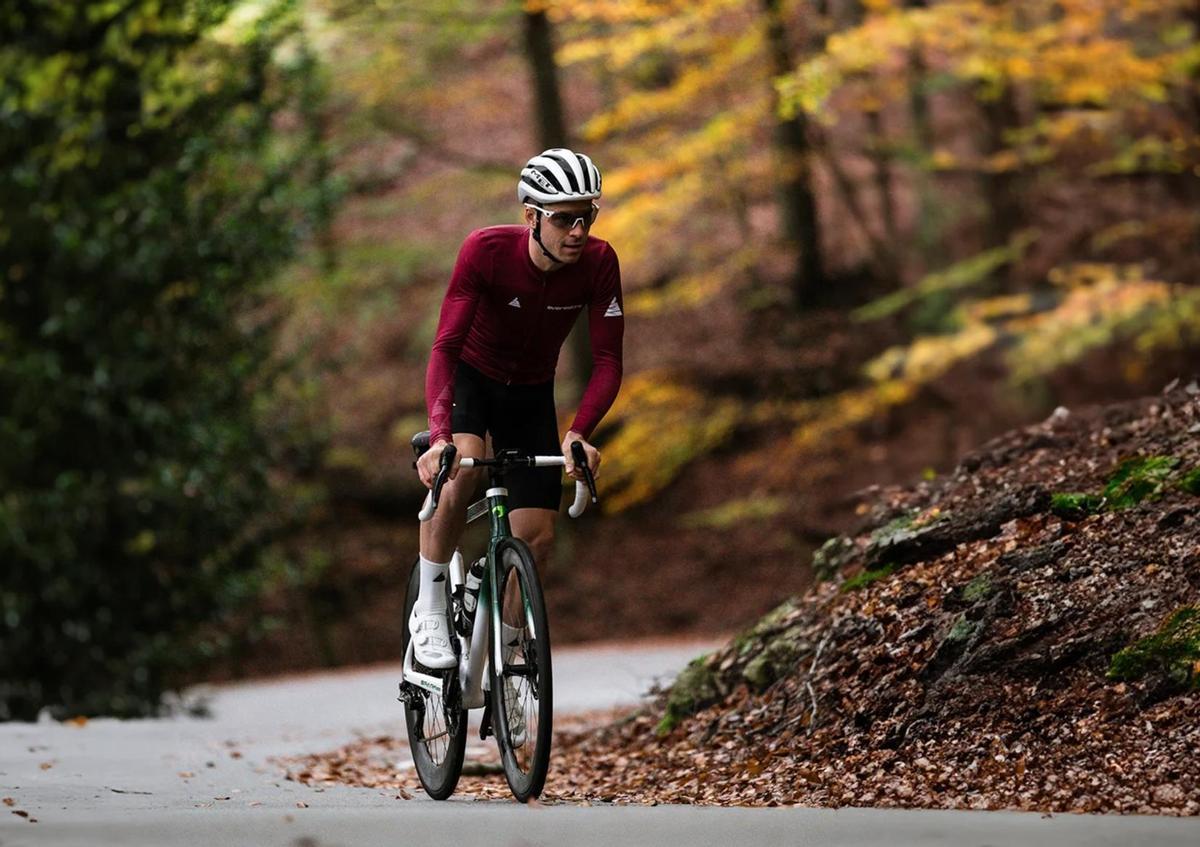Un ciclista, durante un Everesting