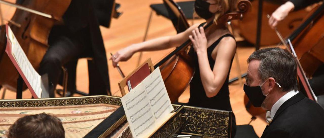 Mosaico de imágenes del concierto inaugural del 38º Festival Internacional de Música de Canarias, anoche, en el Auditorio Alfredo Kraus, con la Philharmonia Orchestra, bajo la batuta del maestro Philippe Herreweghe y con el chelista Steven Isserlis. La noche anterior, la formación inauguró la muestra en la isla de Tenerife. | tino armas