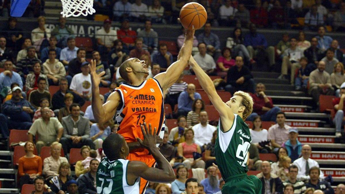 Ademola Okulaja, en un partido con el Valencia Basket contra el Unicaja