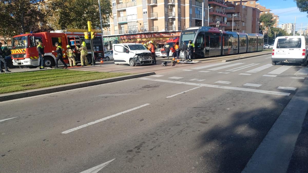 La furgoneta y el tranvía siniestrados este martes.