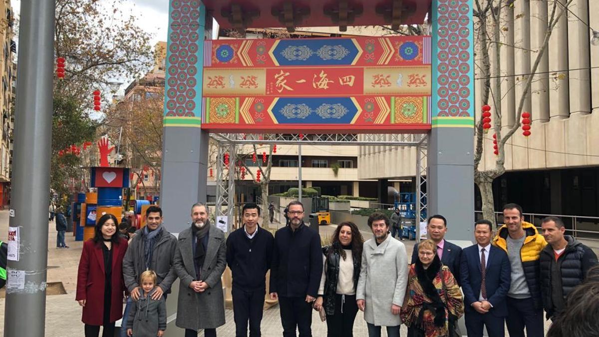 Representantes políticos y de la comunidad china, esta mañana en Nuredduna.