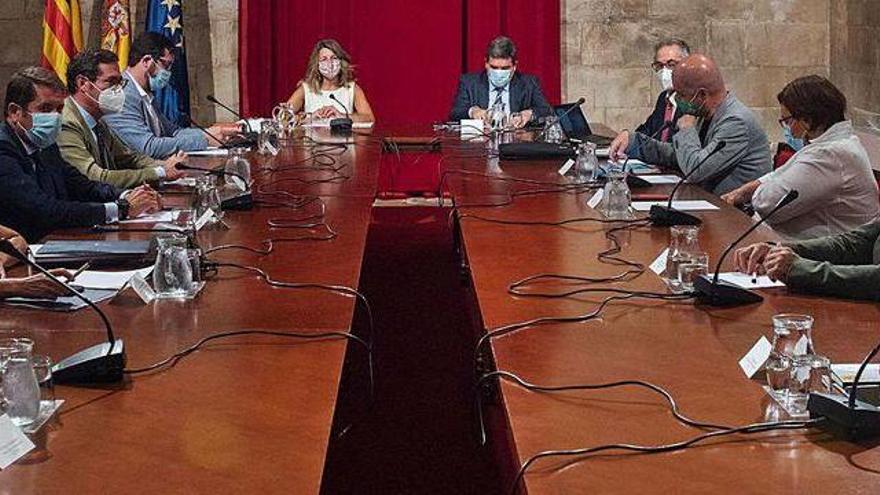 Los participantes en el encuentro que abrió la negociación, ayer, en Mallorca. Al fondo, la ministra de Trabajo, Yolanda Díaz, y el de Seguridad Social, José Luis Escrivá.