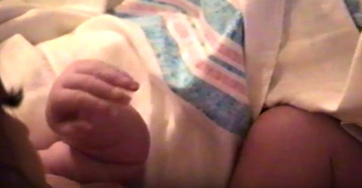 Kylie Jenner con su hija recién nacida