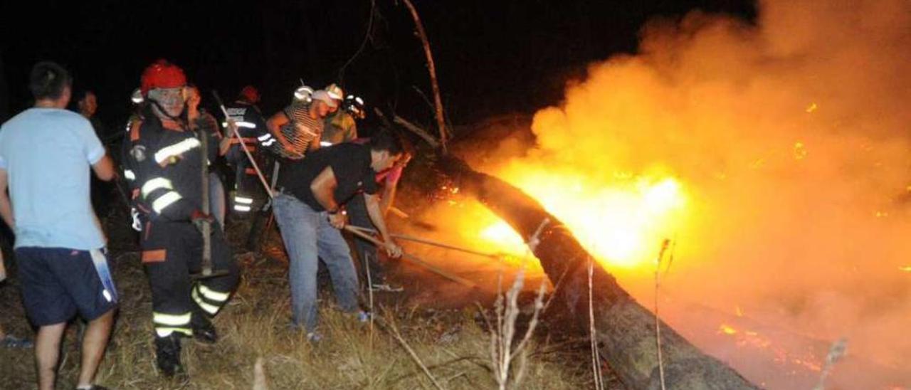 Vecinos y efectivos de emergencias se volcaron en la extinción del incendio de Cortegada.  // Noé Parga