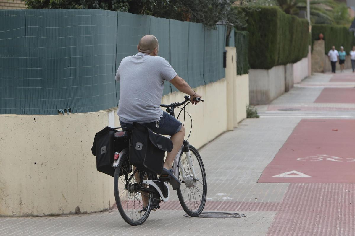 Ciclista en el carril bici del Port de Sagunt.