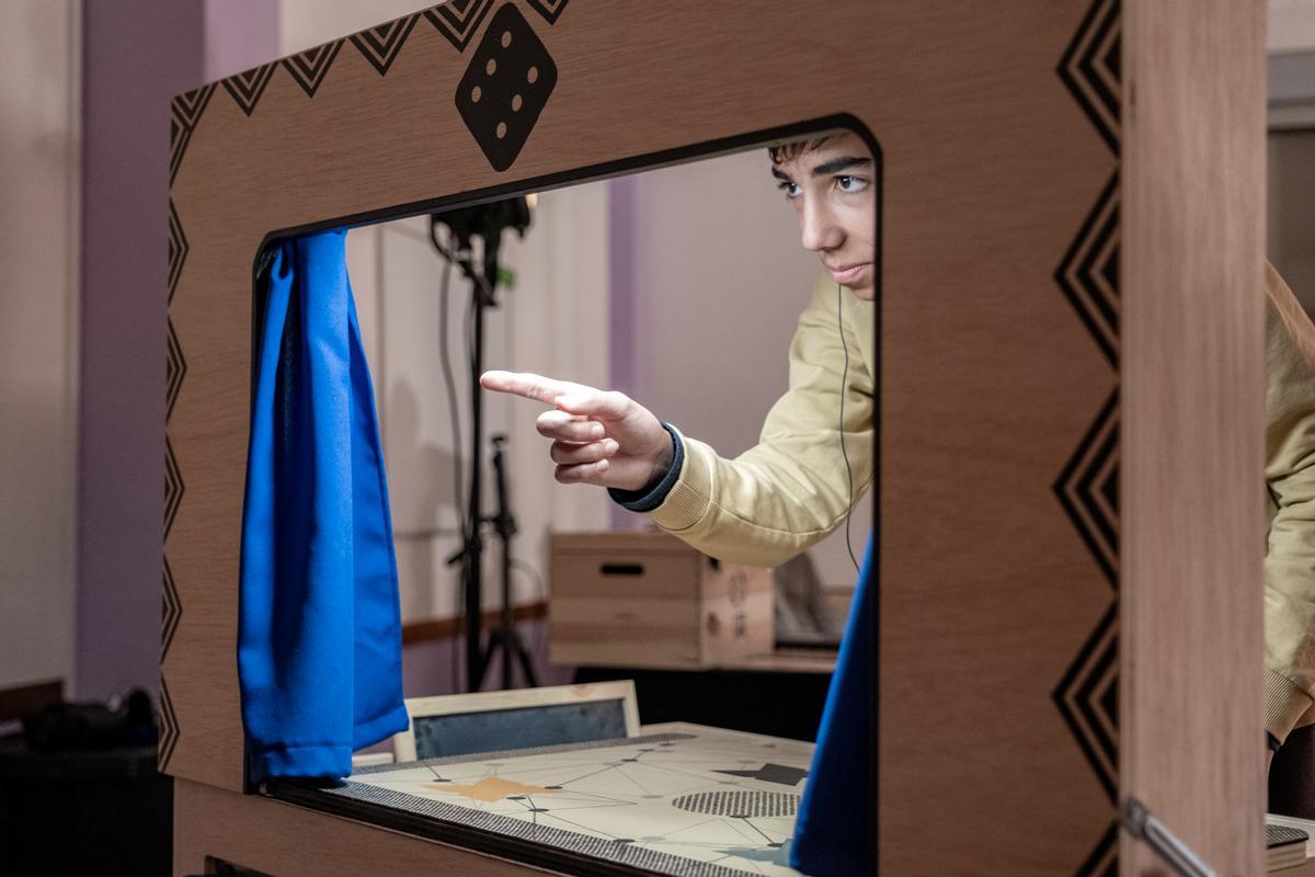 El vestíbul de la Facultat de Ciències Humanes i Socials de l'UJI acull la instal·lació interactiva 'El otro lado'.