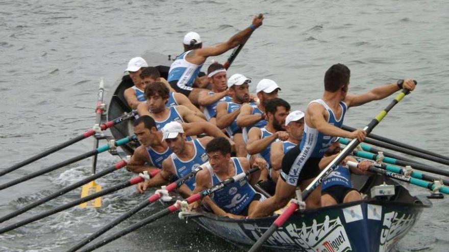 La trainera de Tirán en plena regata ayer en Portugalete. // FdV