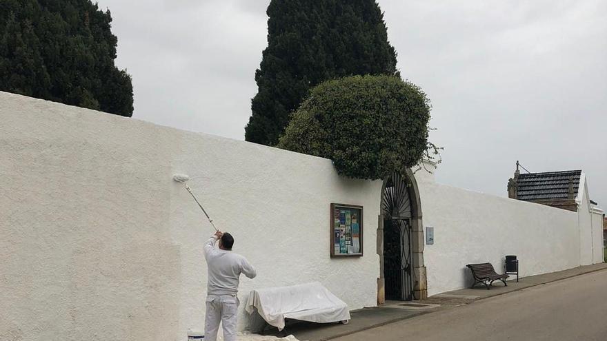 El cementiri de Castelló d&#039;Empúries, a punt per a la celebració de Tots Sants