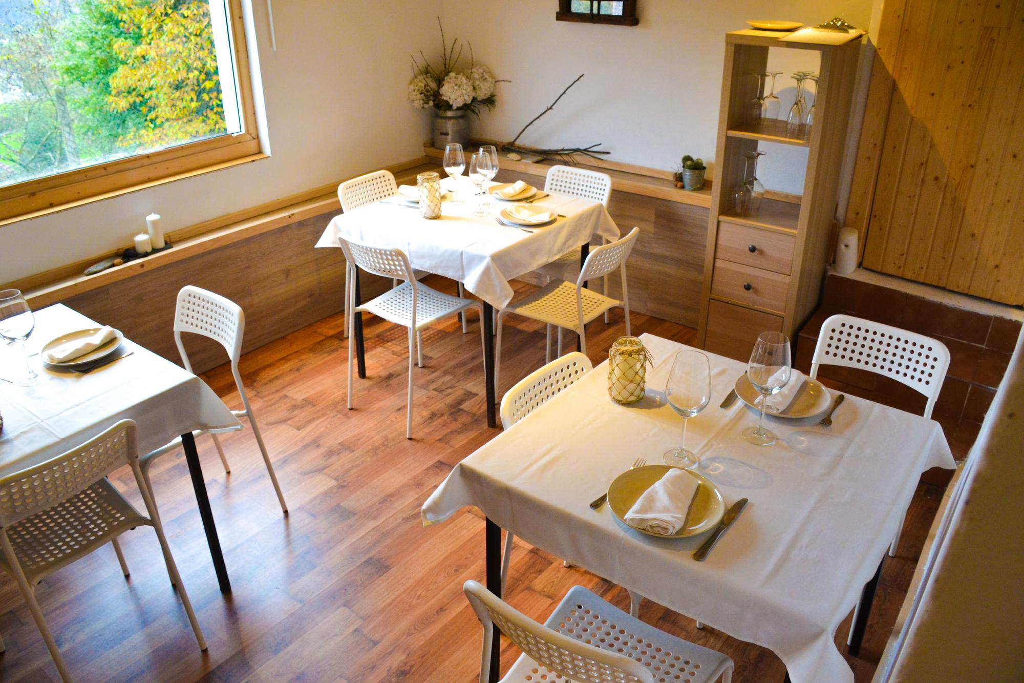 El comedor, decorado con calidez, y con un enorme ventanal al paisaje.