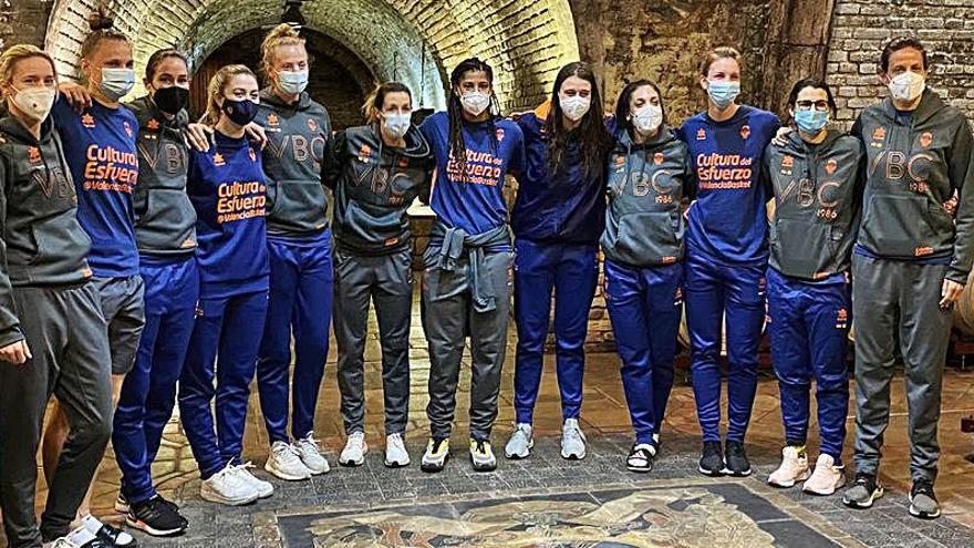 Las jugadoras del Valencia Basket, en la visita a una Bodega en Hungría