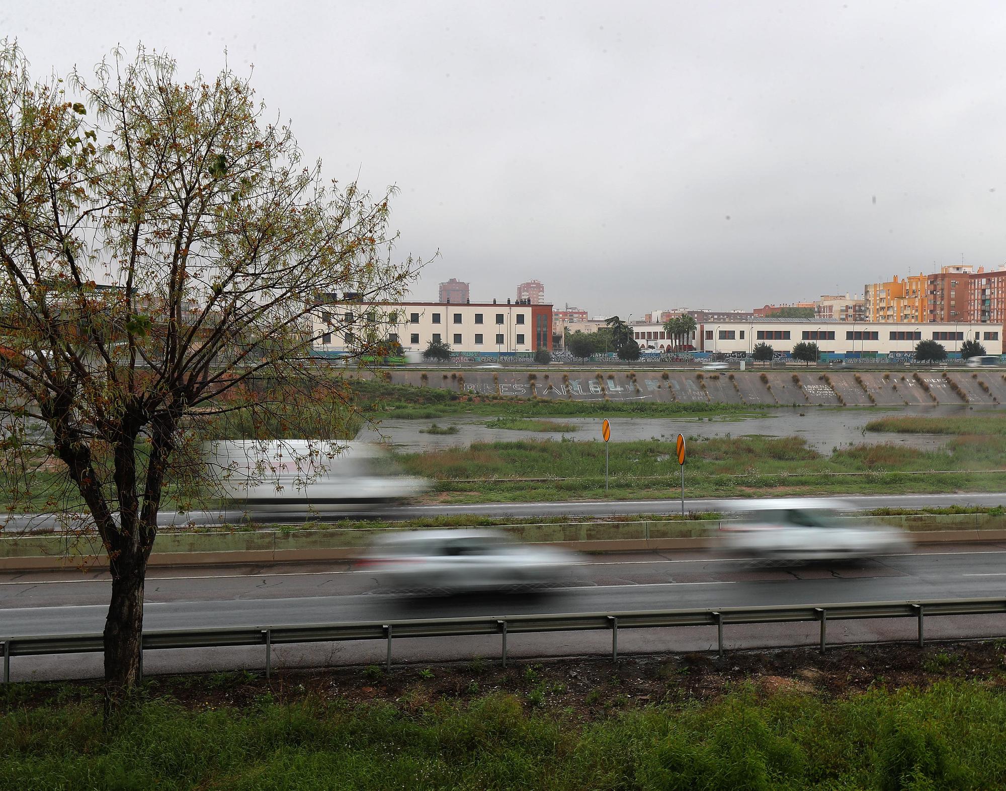 El nuevo cauce del Río Turia lleno, de nuevo, por el temporal de lluvias en València