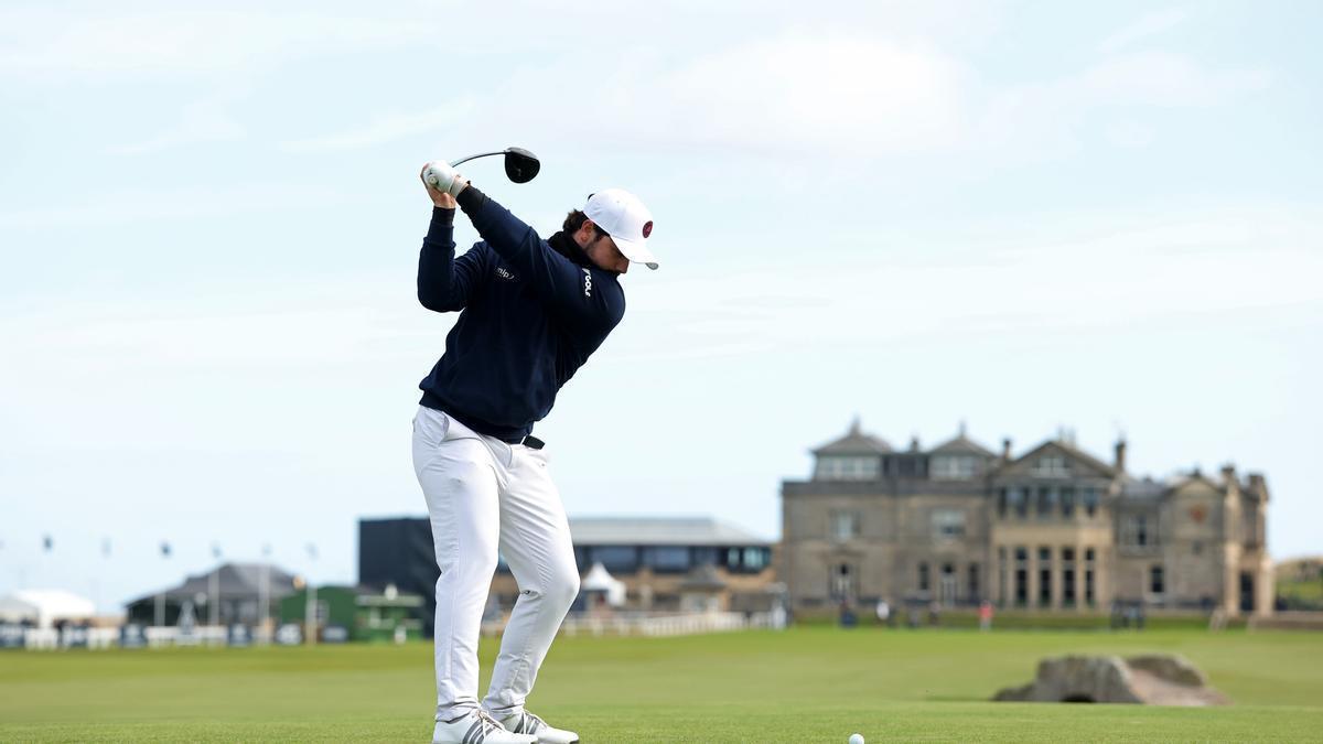 José Luis Ballester ejecuta un golpe durante la tercera jornada del Alfred Dunhill Links Championship en el Old Course de St Andrews.