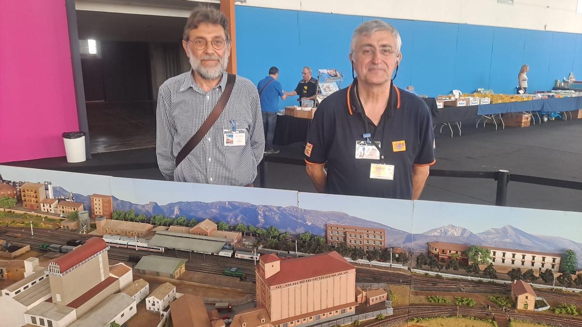 Fernando Mur y Ángel Clemente, del club de Huesca, junto a su instalación.