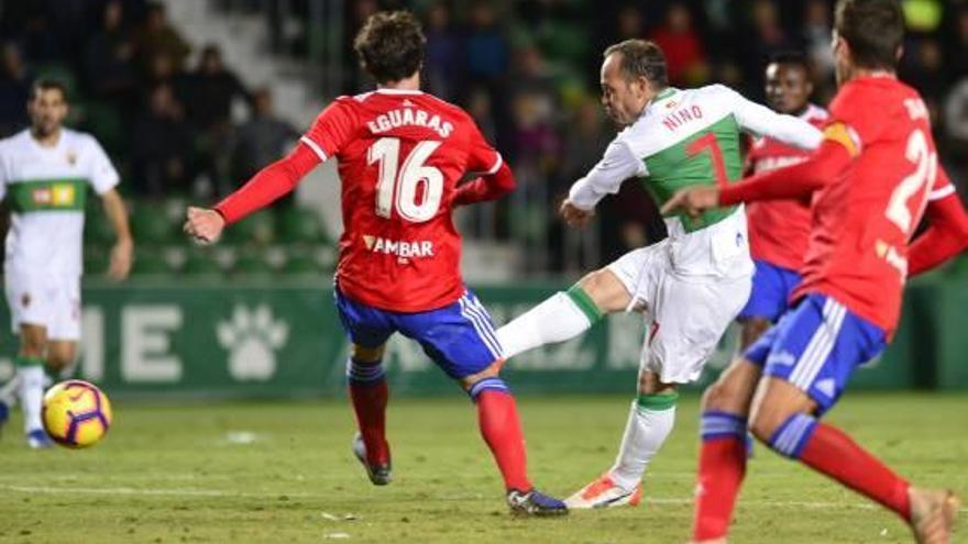 El franjiverde Nino remata a puerta en el partido de la primera vuelta ante el Zaragoza (2-0).