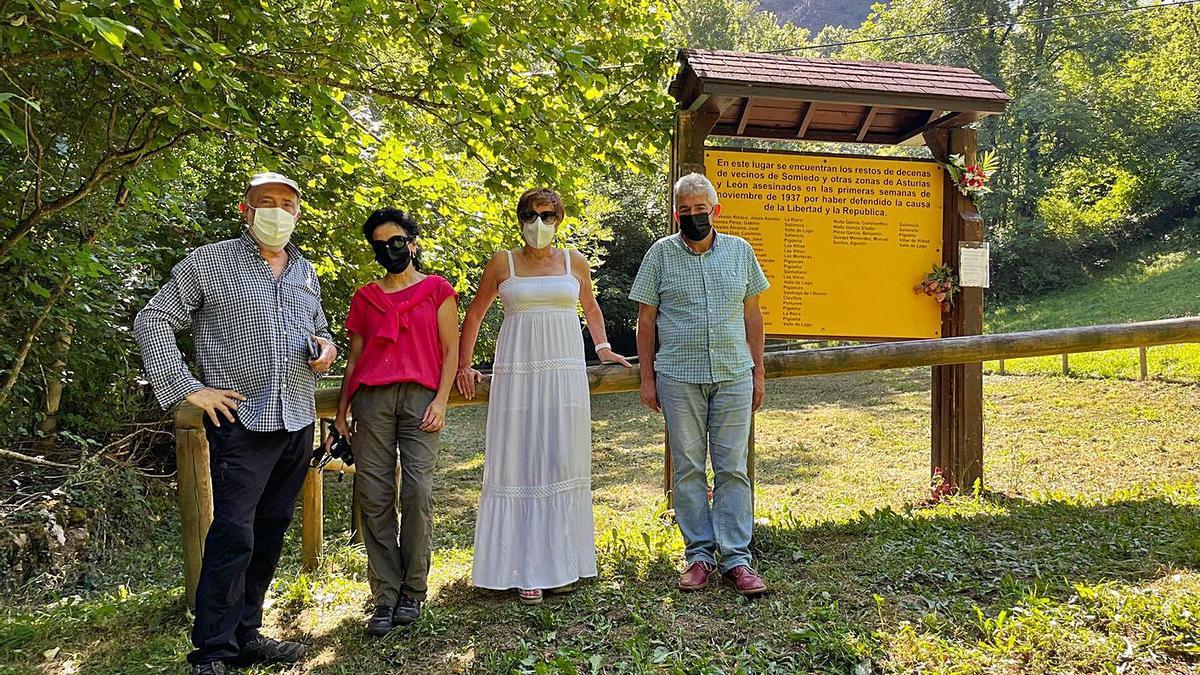 Francisco Etxeberria, junto a una arqueóloga del equipo, Begoña Serrano y Belarmino Fernández, ayer, en la fosa común de Gúa. | Reproducción de D. Á.