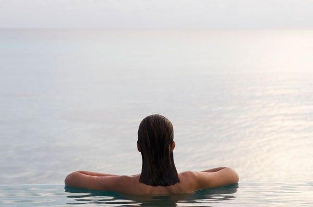 Mujer disfrutando del agua en el Atolón Rangiroa.