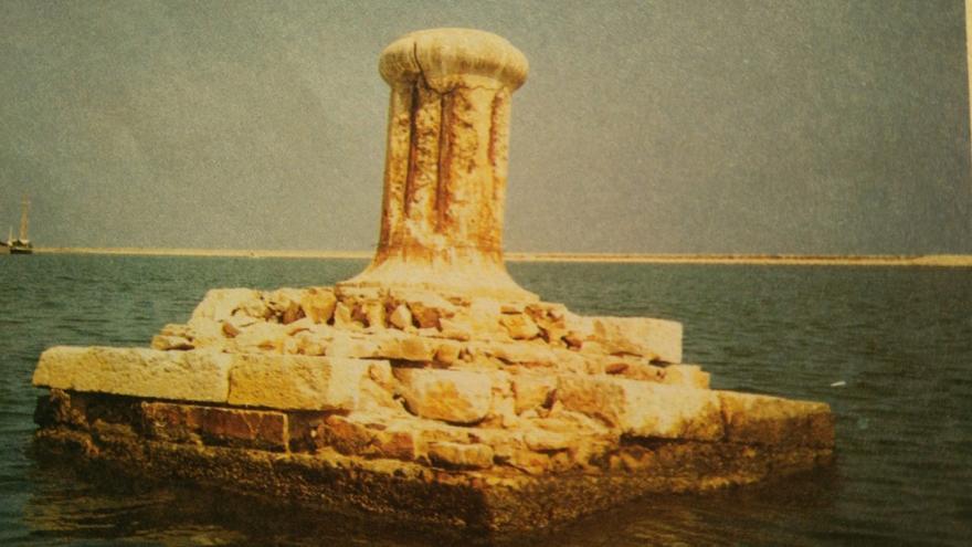 Dénia pide que se conserven y restauren los &quot;duques de alba&quot;, singulares pilones del puerto de 1928