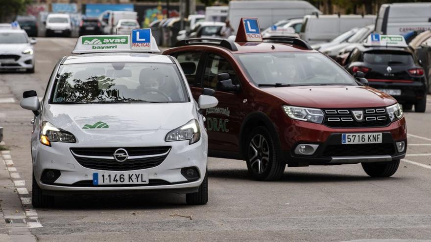 Las autoescuelas respaldan el carnet a los 17 que propone la UE