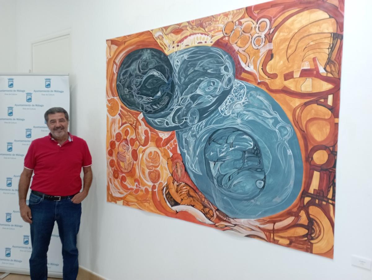 El artista malagueño, delante de su obra ‘Eclosión’, que preside la sala.