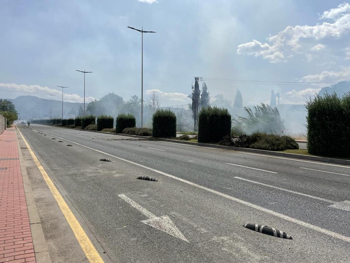 El humo envuelve la avenida Miguel Indurain en Murcia.