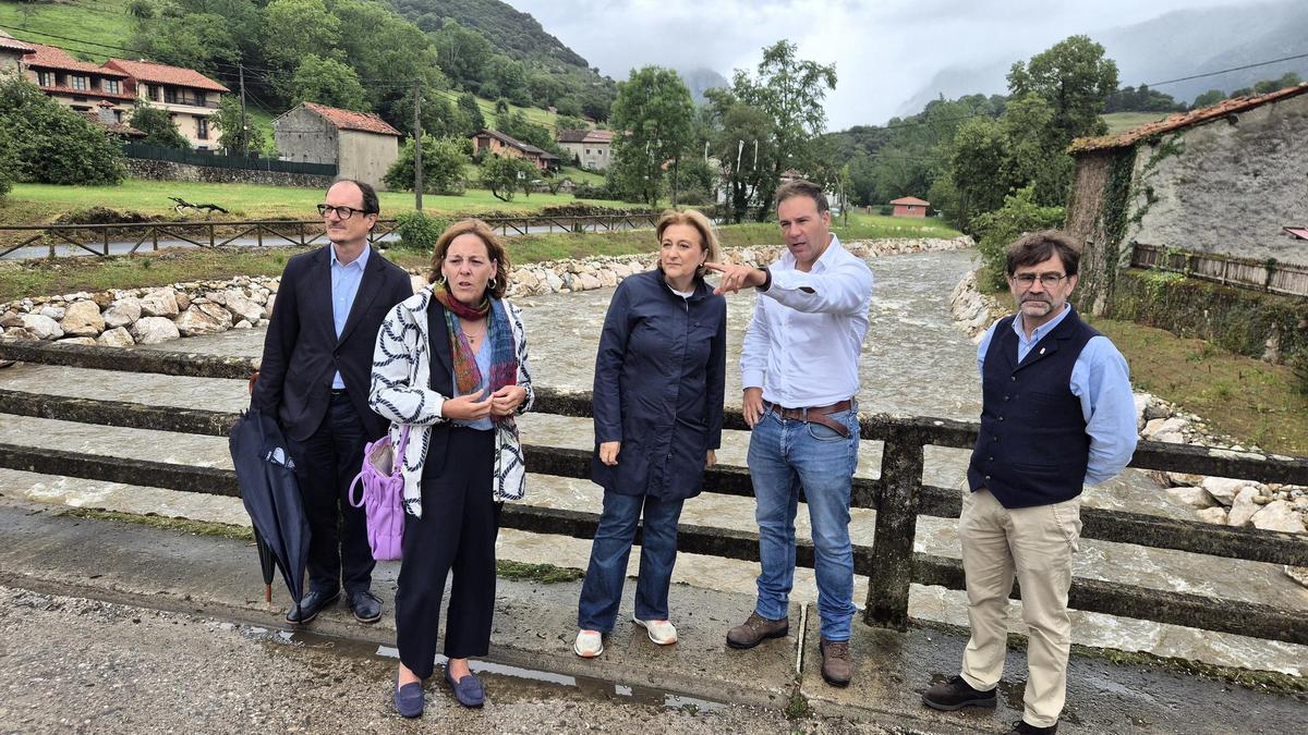 La presidenta de la Confederación Hidrográfica del Cantábrico, Bárbara Monte Donapetry, y la Delegada del Gobierno en Asturias, Delia Losa, visitan Poo de Cabrales