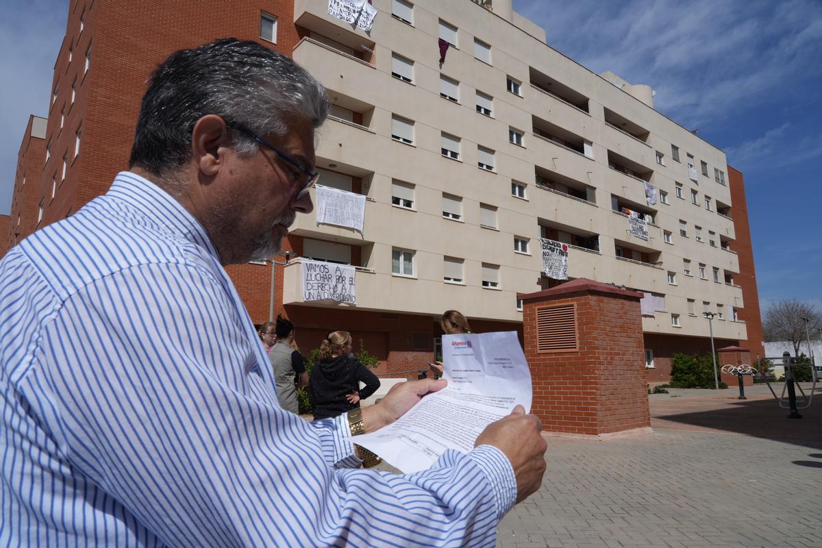 Juan Ramón Díaz, uno de los inquilinos, con la carta que le ha mandado el fondo buitre informándole de la subida de la cuota.