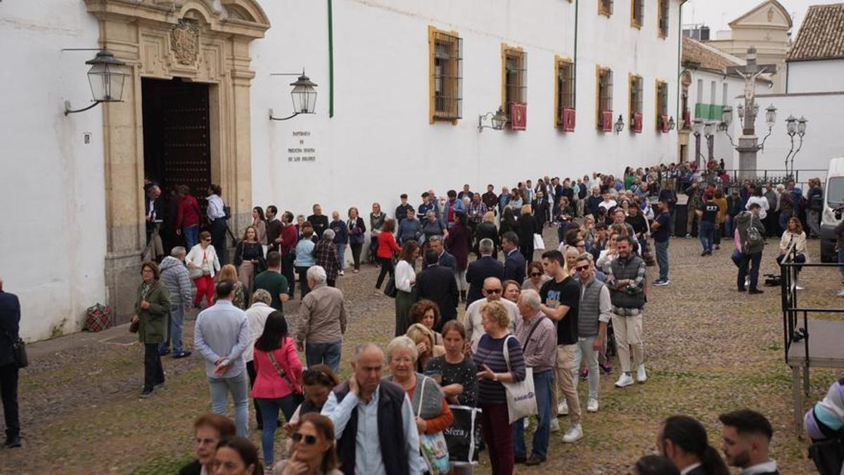 Cientos de devotos rinden tributo este Viernes de Dolores a la Señora de Córdoba.