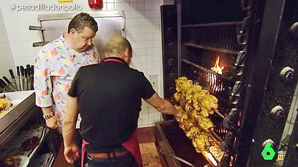 Alberto Chicote, en un caótico asador de pollos de Mataró.