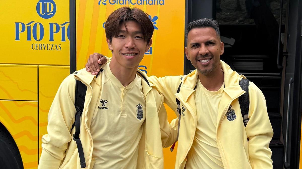 Taisei Miyashiro y Jonathan Viera posan antes de emprender rumbo a tierras gallegas.