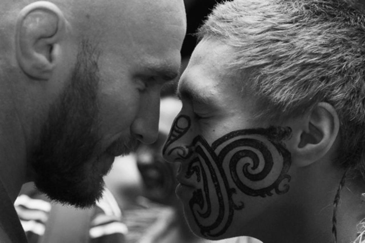 Ally Strokosch, jugador de la selecció escocesa de rugbi, intercanvia un ’hongi’ --salutació tradicional maori-- amb un aborigen a l’arribar a l’aeroport d’Invercargill (Nova Zelanda).