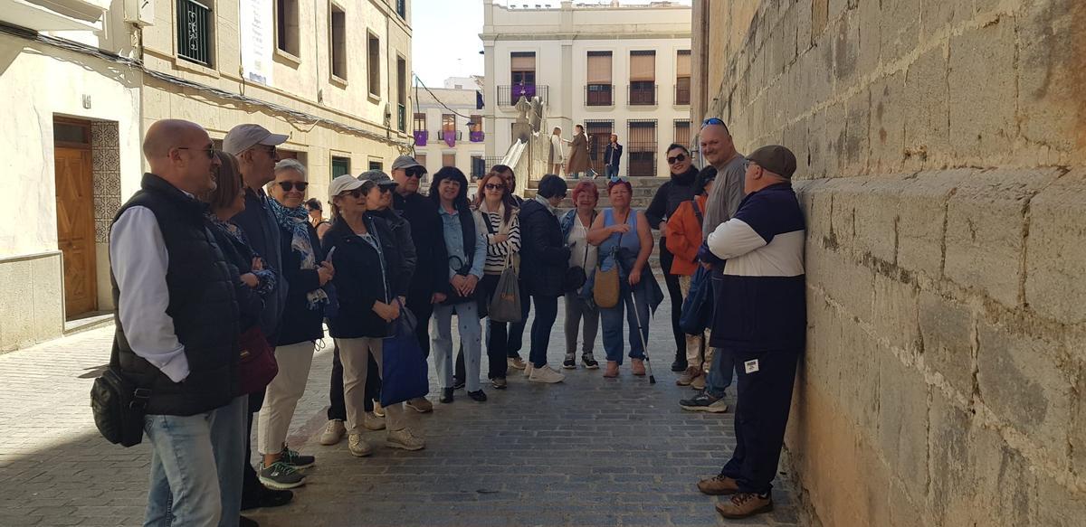 Un grupo de turistas atendiendo ayer unas explicaciones junto a la iglesia de Santa María.